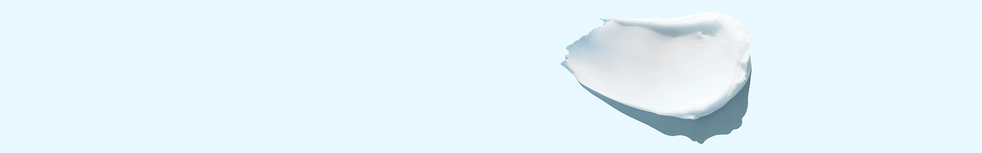 Das Bild zeigt eine Creme auf einem blauen Hintergrund an.