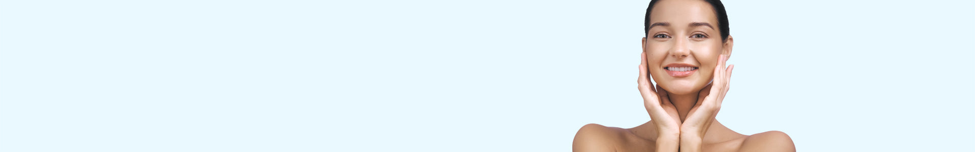 Das Bild zeigt eine lächelnde Frau auf einem hellblauen Hintergrund an.