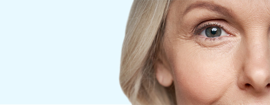 Das Bild zeigt das Gesicht einer Frau von Vorne an. Die einzigen sichtbaren Teiles ihres Gesichts sind ihr rechtes Auge und ihre Nase. Der Hintergrund ist weiß.