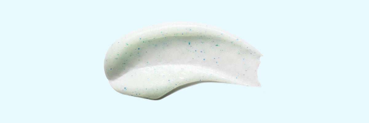 Das Bild zeigt eine Creme auf einem hellblauen Hintergrund an.