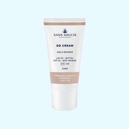 Abbildung der DD Cream Dark Tube mit beigen Akzenten