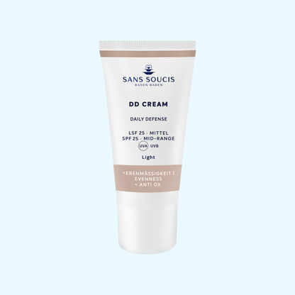 Abbildung der DD Cream Light Tube mit beigen Akzenten